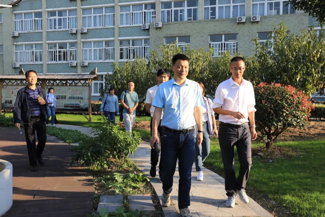 市教育局副局长陈业根在平湖市调研营养与健康学校创建工作