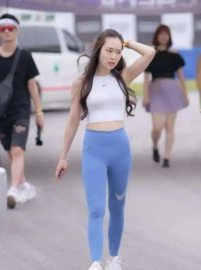 紧身裤凹凸感_裤凹女神造型健身明星图片_明星健身裤女神凹造型