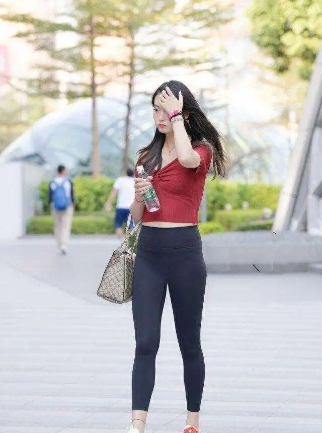 裤凹女神造型健身明星图片_紧身裤凹凸感_明星健身裤女神凹造型