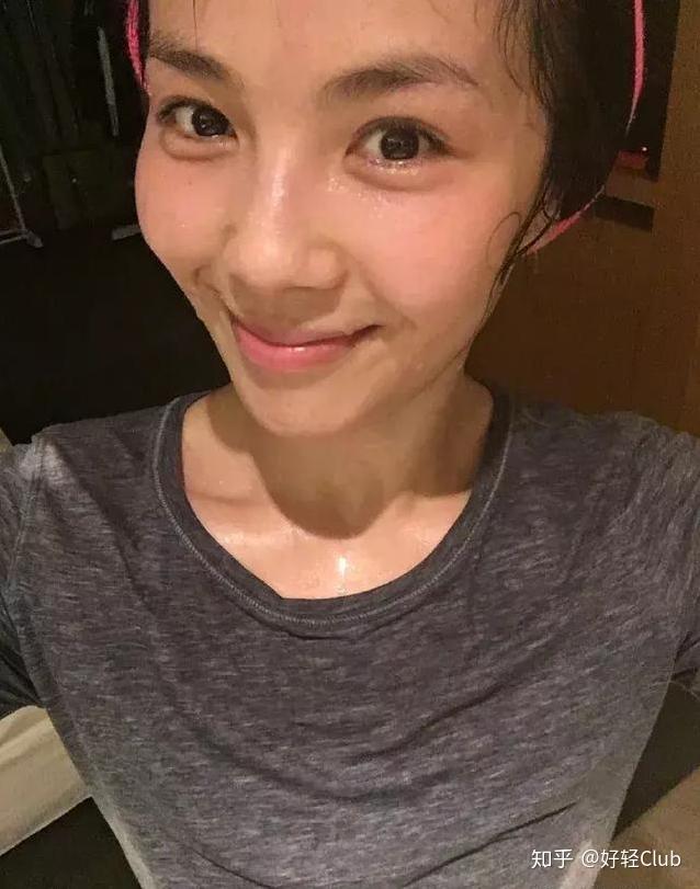 健身明星女图片_健身明星_女明星健身流汗图