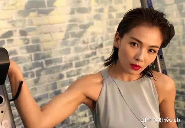 女明星健身流汗图_健身明星女图片_健身明星