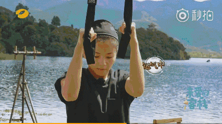 健身明星女图片_女明星健身流汗图_健身明星