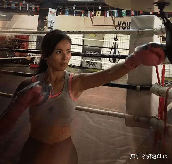 健身明星_女明星健身流汗图_健身明星女图片