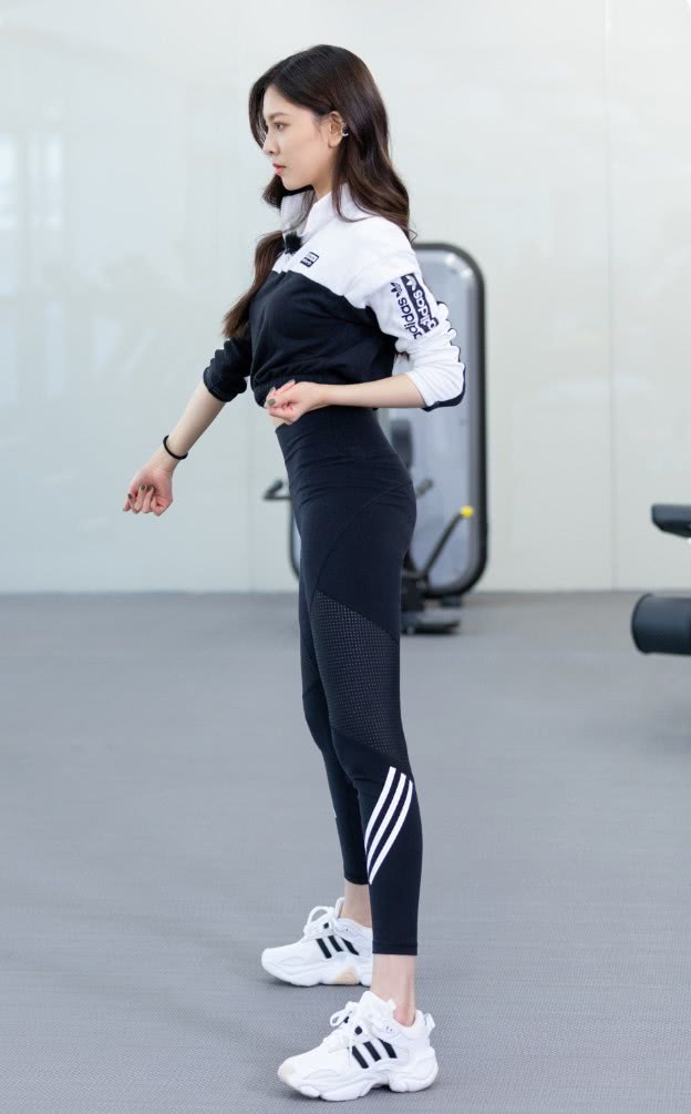 女明星健身裤瑜伽裤_瑜伽服女明星_练瑜伽的女明星