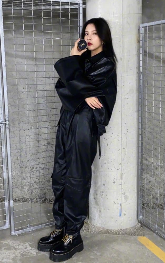 练瑜伽的女明星_女明星健身裤瑜伽裤_瑜伽服女明星