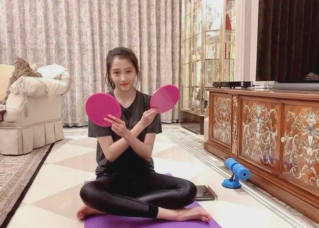 明星瑜伽裤外穿如何搭配_瑜伽服女明星_女明星健身裤瑜伽裤
