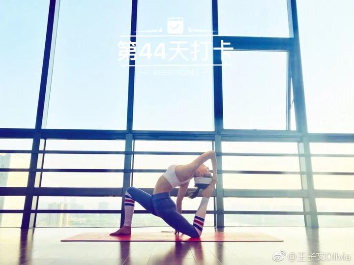 瑜伽的女明星_明星瑜伽裤外穿如何搭配_女明星健身裤瑜伽裤