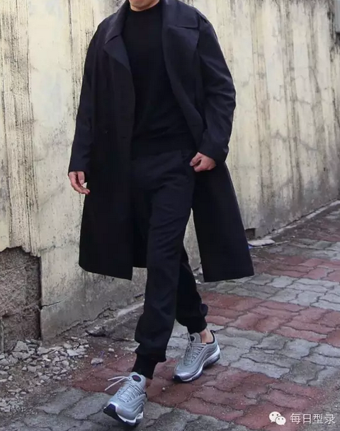 女式运动裤搭配什么上衣_时尚女运动裤_运动裤女式