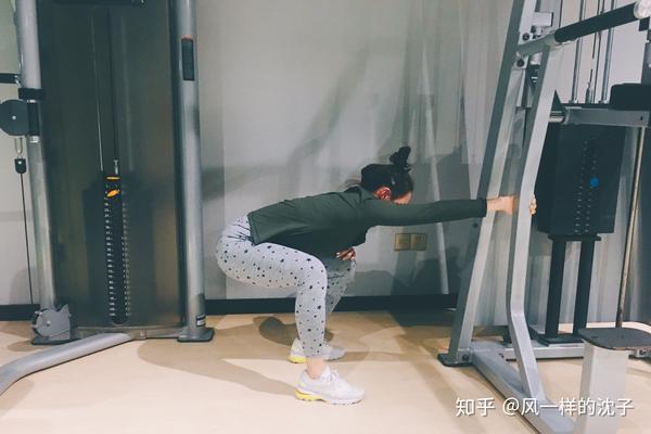 健身房运动器械种类_常见健身房器械图片名称_常见健身房器械