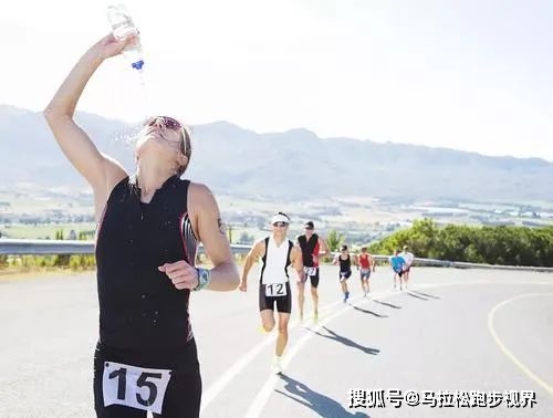 喝水马拉松跑多久合适_马拉松喝水的地方叫什么_跑马拉松喝水