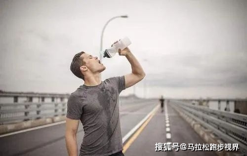 跑马拉松喝水_喝水马拉松跑多久合适_马拉松喝水的地方叫什么