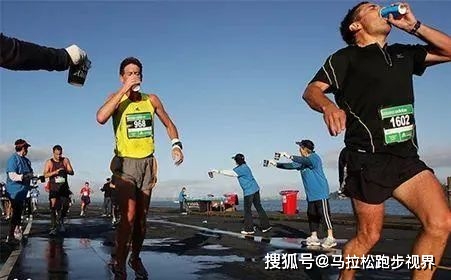 马拉松喝水的地方叫什么_跑马拉松喝水_喝水马拉松跑多久合适