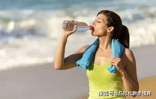 喝水马拉松跑多久合适_跑马拉松喝水_马拉松喝水的地方叫什么