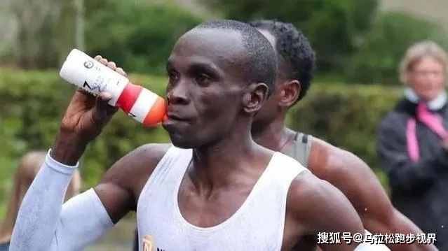 喝水马拉松跑多久合适_跑马拉松喝水_马拉松喝水的地方叫什么