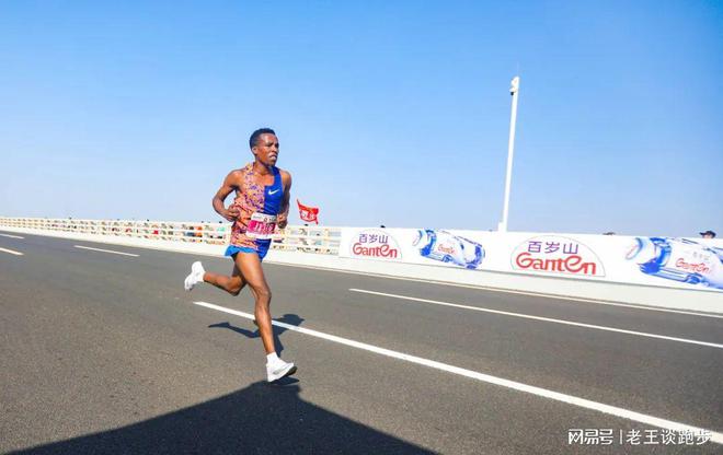 喝水马拉松跑多久合适_跑马拉松喝水_马拉松跑步喝水