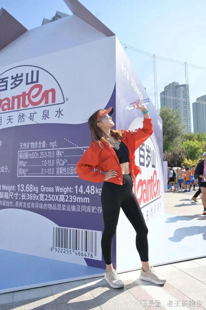 跑马拉松喝水_喝水马拉松跑多久合适_马拉松跑步喝水