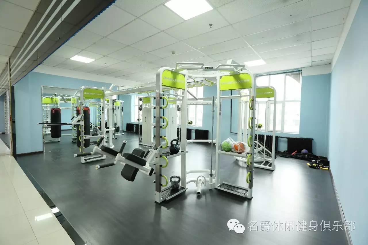 健身器材教练_健身房器材训练_健身房熟悉器材私教