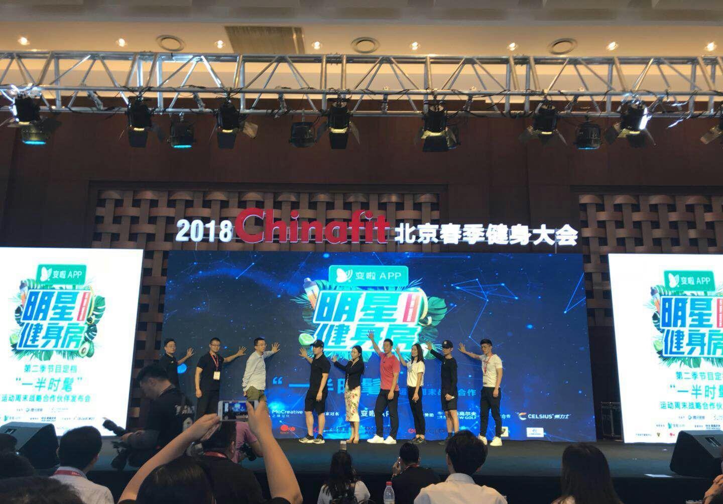 情侣健身房拍照姿势_明星情侣健身房_情侣健身剧照