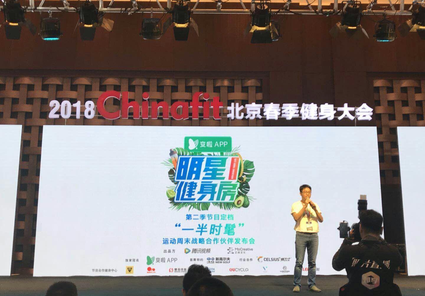 情侣健身剧照_明星情侣健身房_情侣健身房拍照姿势